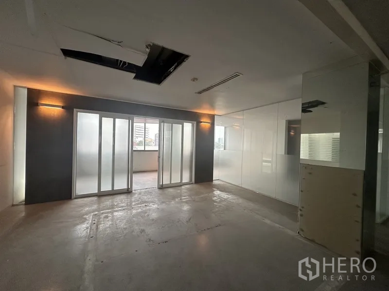 办公空间 出租在Khlong Toei, Bangkok - 会议室，磨砂推拉门、壁灯与部分吊顶