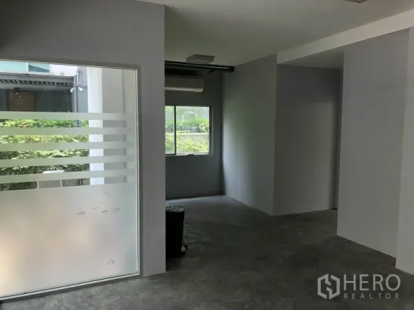 带办公室的家 出租在Wang Thonglang, Bangkok - 带磨砂玻璃隔断的办公房，窗式空调与自然采光。