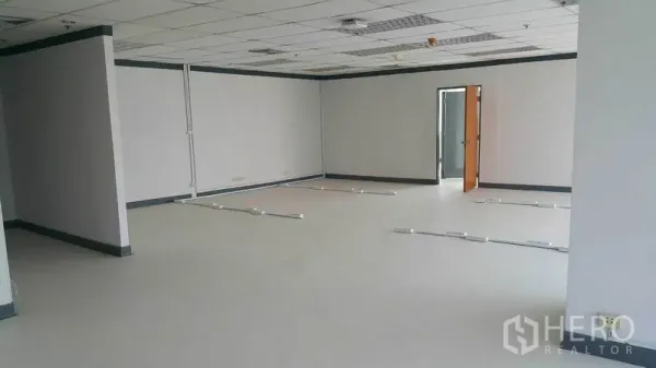 Office Space for rent in Khlong Toei, Bangkok - Spacious workspace featuring drop ceiling, neutral finishes, and floor cable trunking.