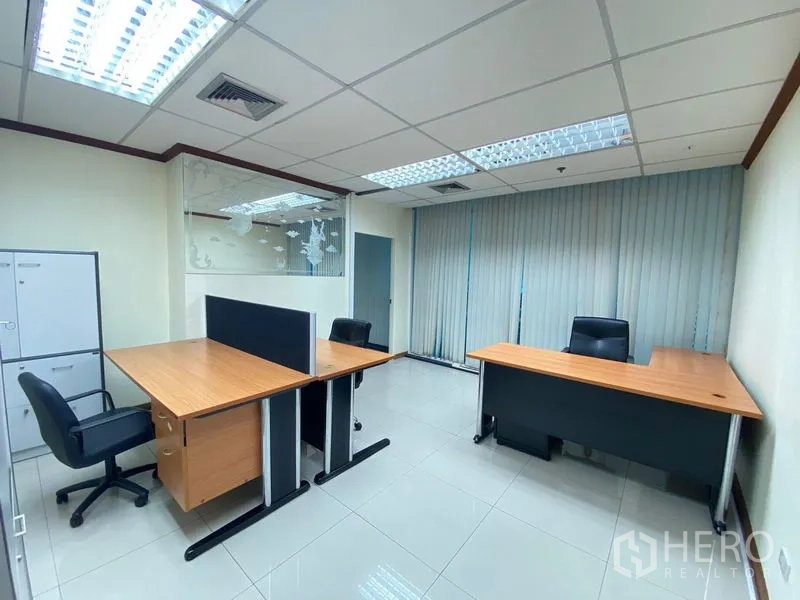 สำนักงาน ให้เช่าในHuai Khwang, Bangkok - ห้องทำงานส่วนตัวพร้อมโต๊ะท็อปไม้ เก้าอี้หมุน และผนังกระจก
