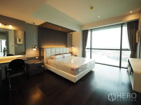 公寓 出租或出售在Yan Nawa, Bangkok - 宽敞主卧，深色木地板与通高玻璃，观赏河景与城市天际线。