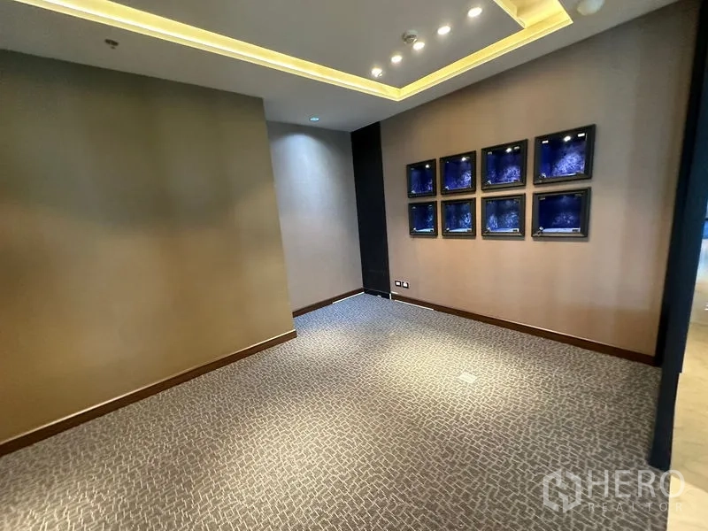 สำนักงาน ให้เช่า - มุมพักผ่อน ผนังตกแต่งกรอบภาพ ไฟหลืบ และพื้นพรม