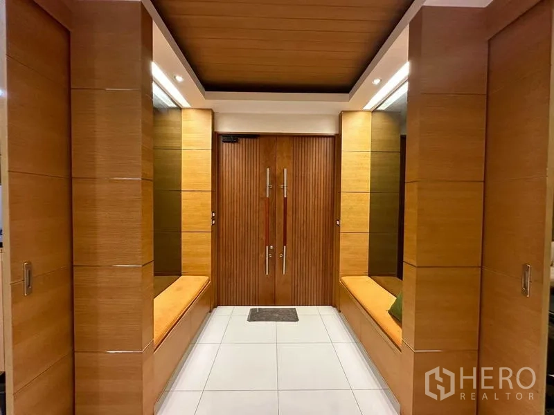Detached House for rent or sale in Bang Phli, Samut Prakan - Entrance hall with wood paneling and double front doors