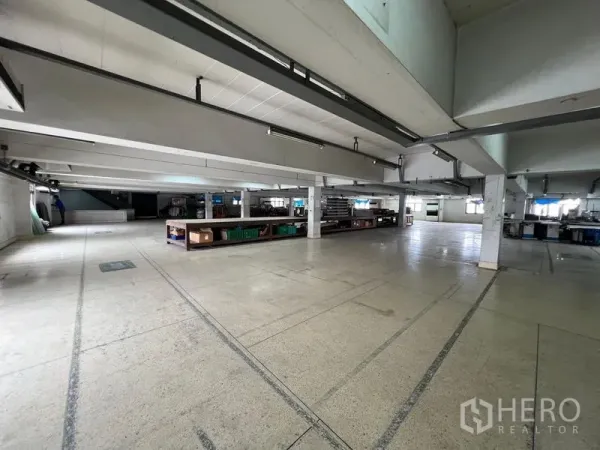 คลังสินค้า ให้เช่าในBang Kapi, Bangkok - พื้นโกดังแบบเปิดโล่ง พื้นคอนกรีต เสา และไฟเส้น เหมาะสำหรับเก็บสินค้าและประกอบงาน.
