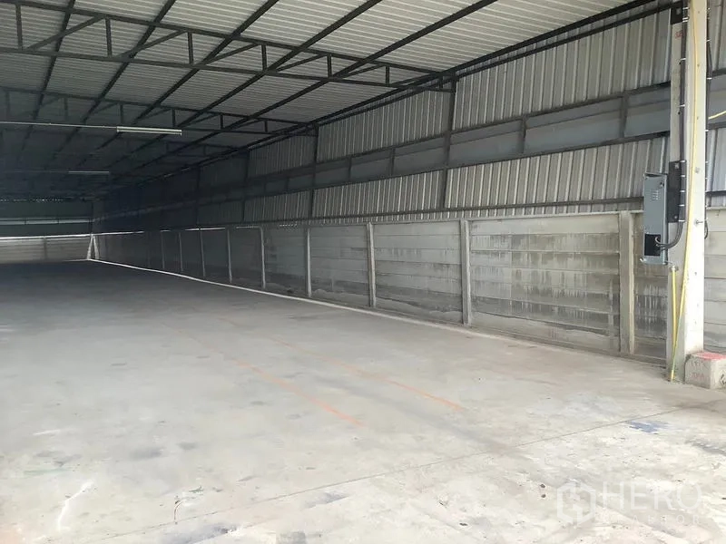 โรงงาน ให้เช่าในBan Phaeo, Samut Sakhon - ช่องทางคอนกรีตใต้หลังคาเหล็ก พร้อมแผ่นโปร่งแสง
