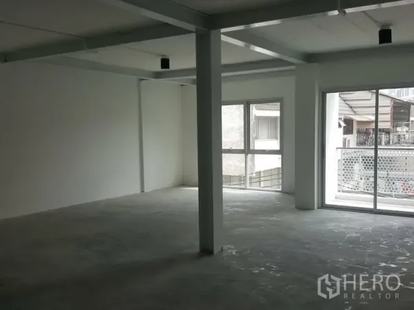 带办公室的家 出租在Khlong Toei, Bangkok - 采光充足的上层办公区，带转角窗与阳台推拉门。