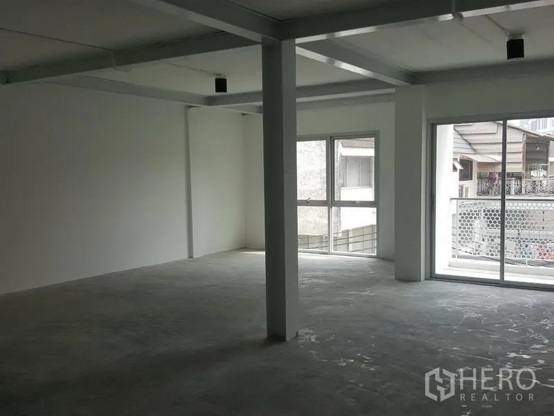 带办公室的家 出租在Khlong Toei, Bangkok - 采光充足的上层办公区，带转角窗与阳台推拉门。