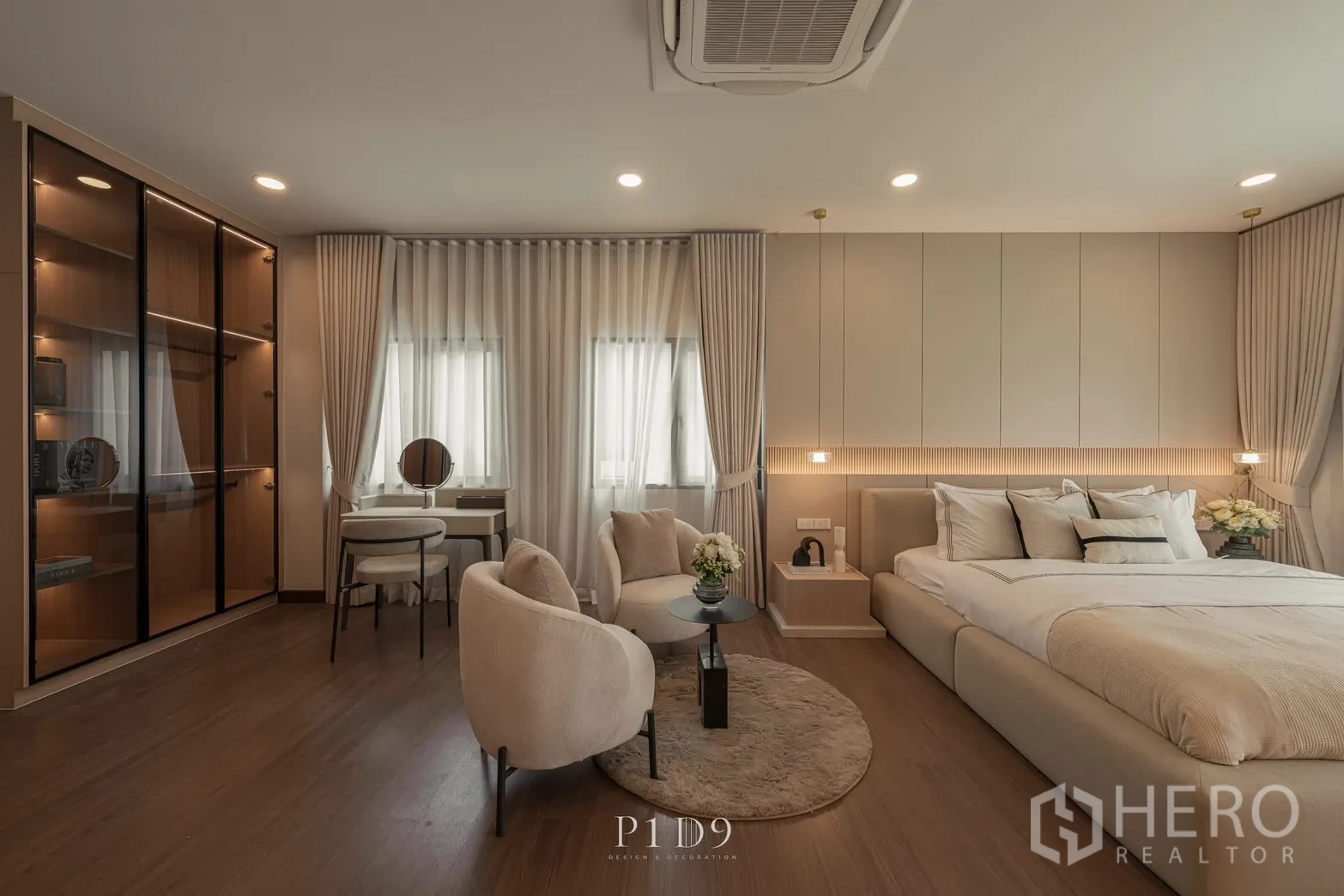 独栋房屋 for rent in Bang Phli, Samut Prakan - 宽敞主卧设休闲椅、梳妆台与玻璃门衣柜。