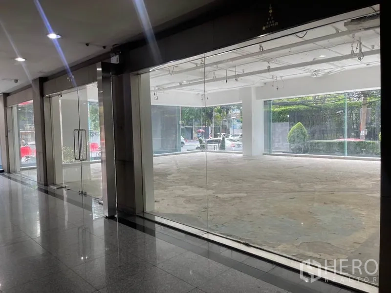 零售空间 出租在Watthana, Bangkok - 宽幅玻璃店面，从室内走廊可清晰看到店内空间。