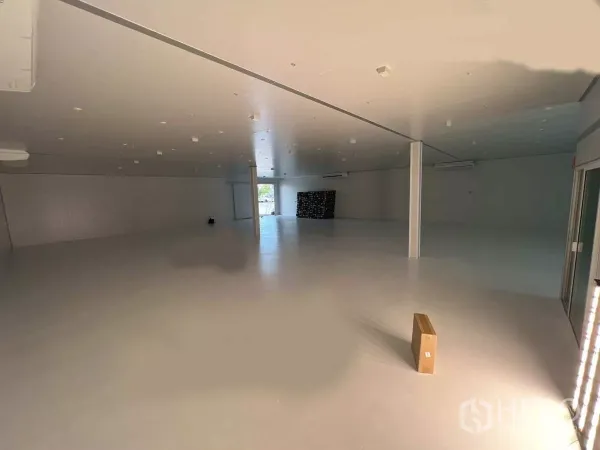 货栈 出租在Khlong Luang, Pathum Thani - 冷库仓库内部：采用 Isowall 保温板与无缝环氧地坪的宽敞生产间，温控稳定。
