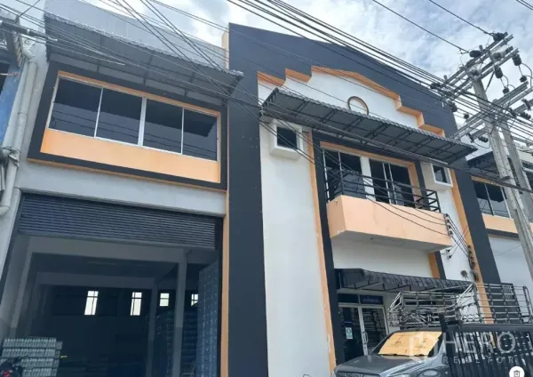工厂 出租在Bang Phli, Samut Prakan - 邦普里现代工厂外观，带阳台、窗户和装货口。