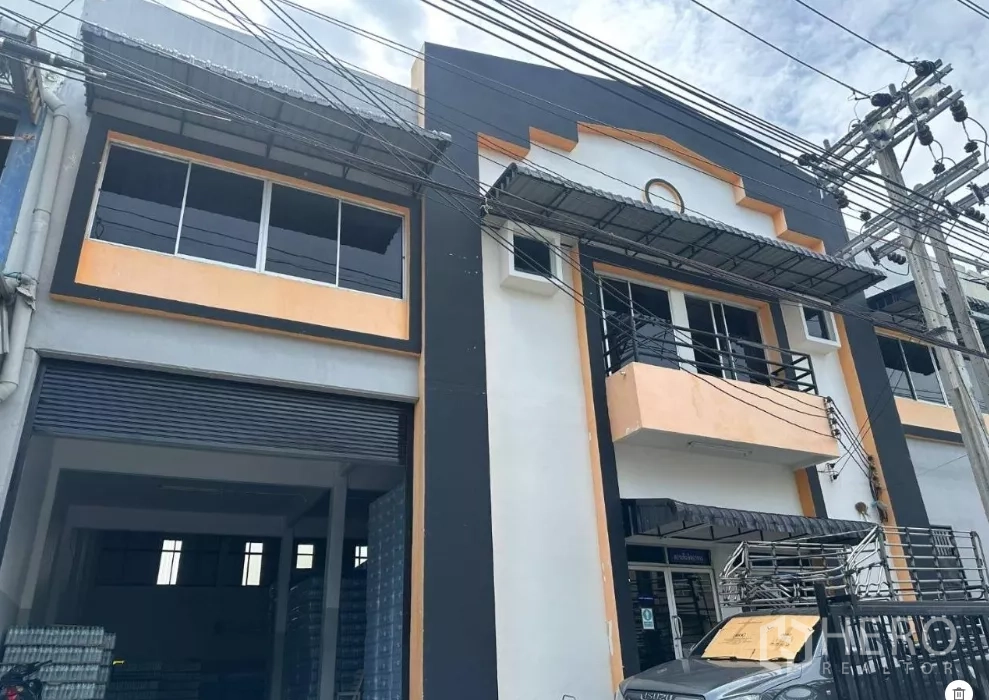 โรงงาน ให้เช่าในBang Phli, Samut Prakan - ด้านหน้าตึกโรงงานสมัยใหม่ที่บางพลี มีระเบียง หน้าต่าง และช่องโหลดสินค้า