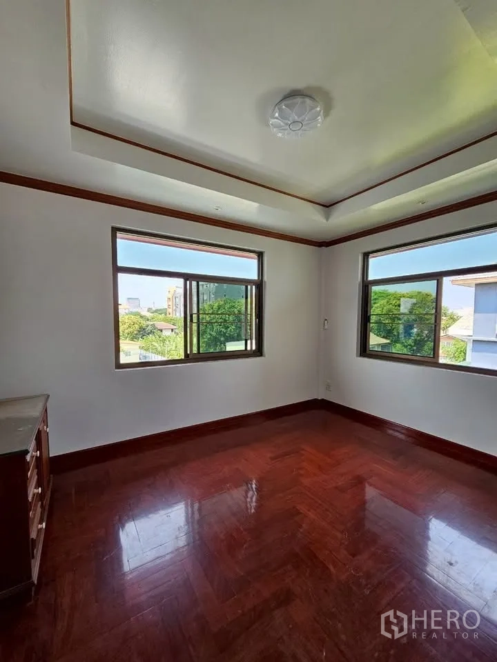 带办公室的家 for rent in Wang Thonglang, Bangkok - 转角卧室，双面大推拉窗与亮泽木地板，可望绿树景。