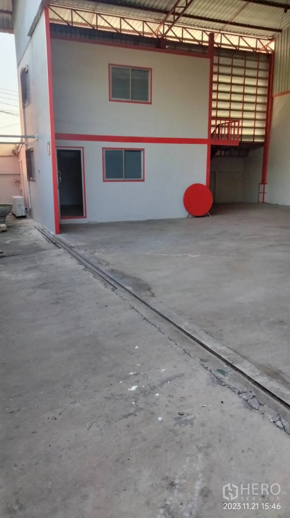 仓库 for rent in Bang Phli, Samut Prakan - 仓库一侧的混凝土装卸场与两层办公室。