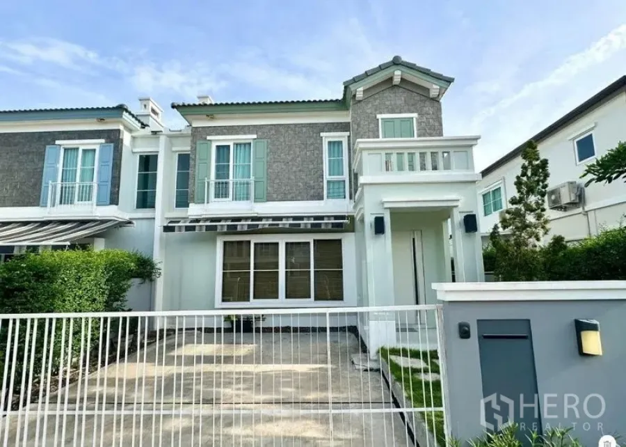 独立式住宅 出租或出售在Prawet, Bangkok - 正面外观另一视角，突出带门停车位与二层阳台。