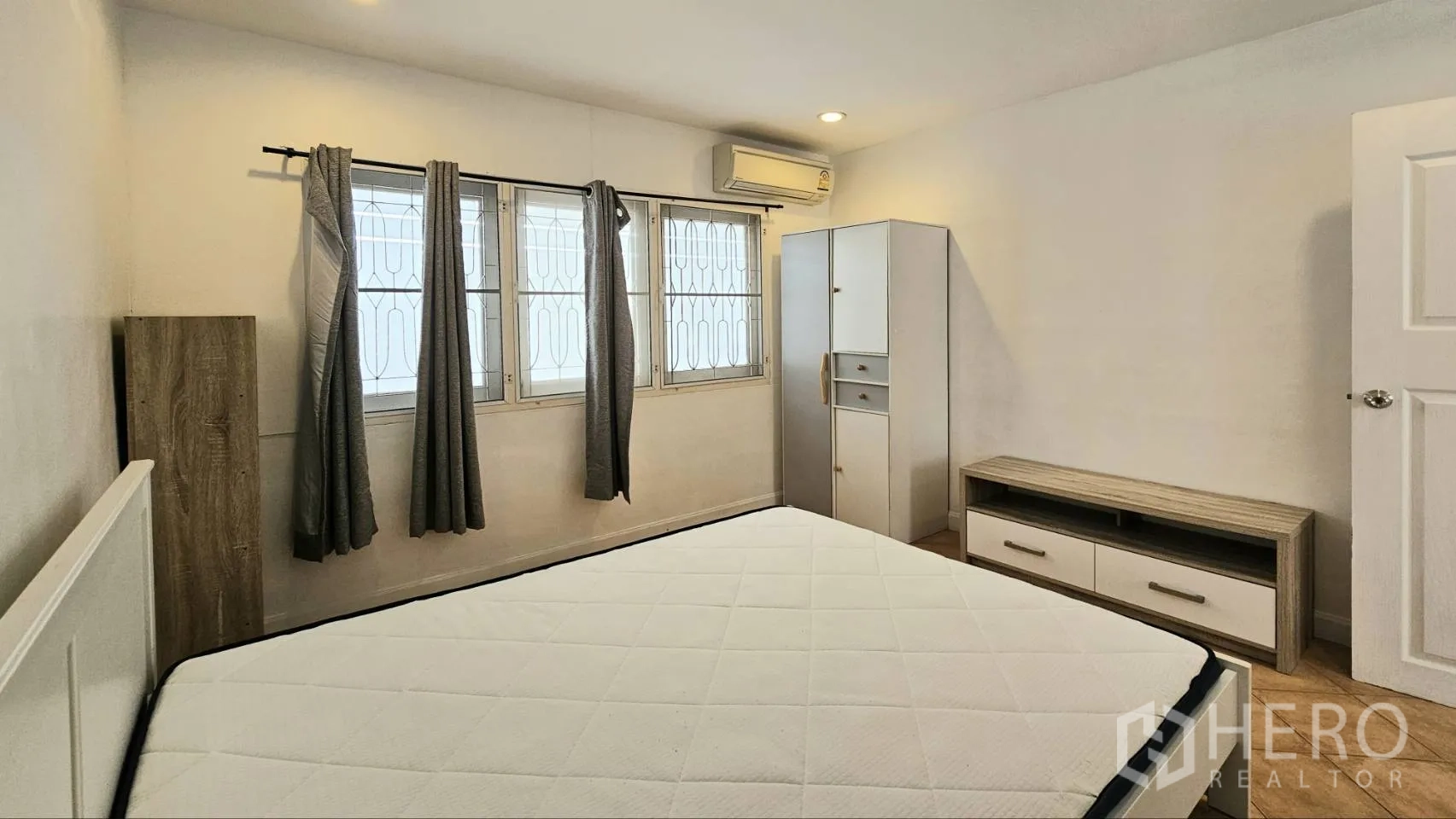 独栋房屋 for rent in Saphan Sung, Bangkok - 卧室配双人床、衣柜、电视柜、窗户和空调。