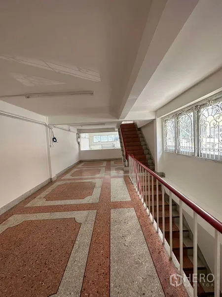 Shophouse for rent in Bangkok - Spacious level with staircase, barred windows and natural light.