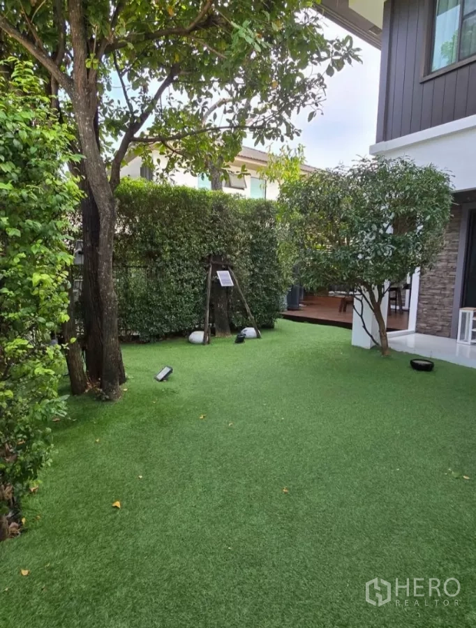 Detached House for rent in Bang Phli, Samut Prakan - Large lawn area with mature trees and hedges around the home