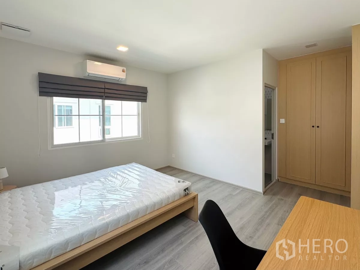 独立式住宅 出租在Bang Phli, Samut Prakan - 卧室带嵌入式衣柜并连接浴室门