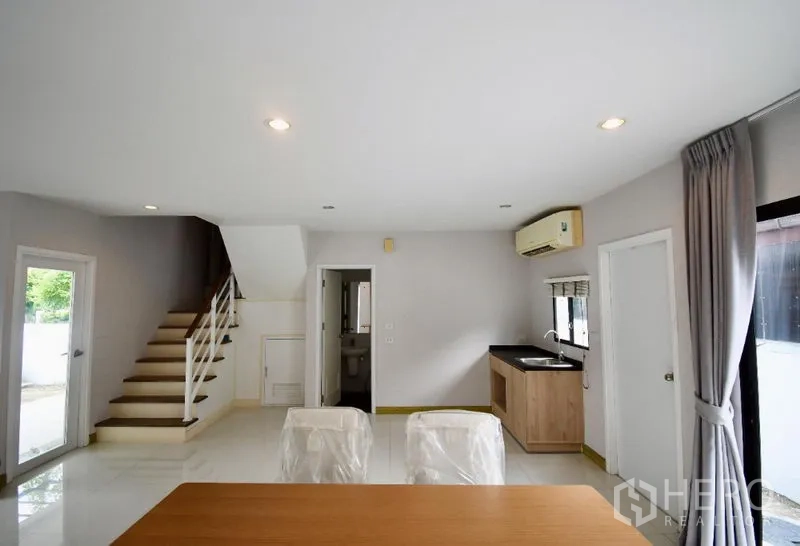 บ้าน ให้เช่าในPrawet, Bangkok - มุมทานอาหารติดบันได พร้อมแพนทรี่ครัวขนาดกะทัดรัด มีหน้าต่างและแอร์