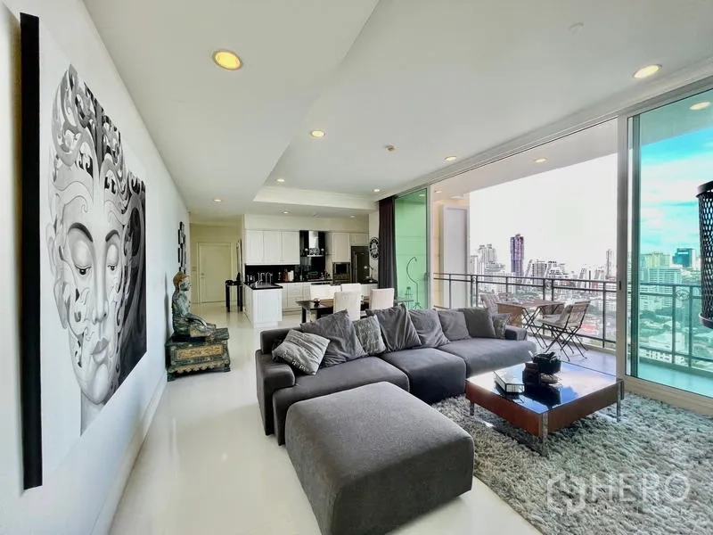 公寓 出售在Watthana, Bangkok - 宽敞客厅，转角沙发与推拉门通向阳台