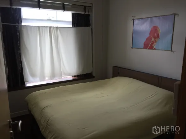 คอนโด ให้เช่าในRatchathewi, Bangkok - ห้องนอนอบอุ่น เตียงขนาดใหญ่ หัวเตียงไม้ และหน้าต่างพร้อมผ้าม่านทึบ
