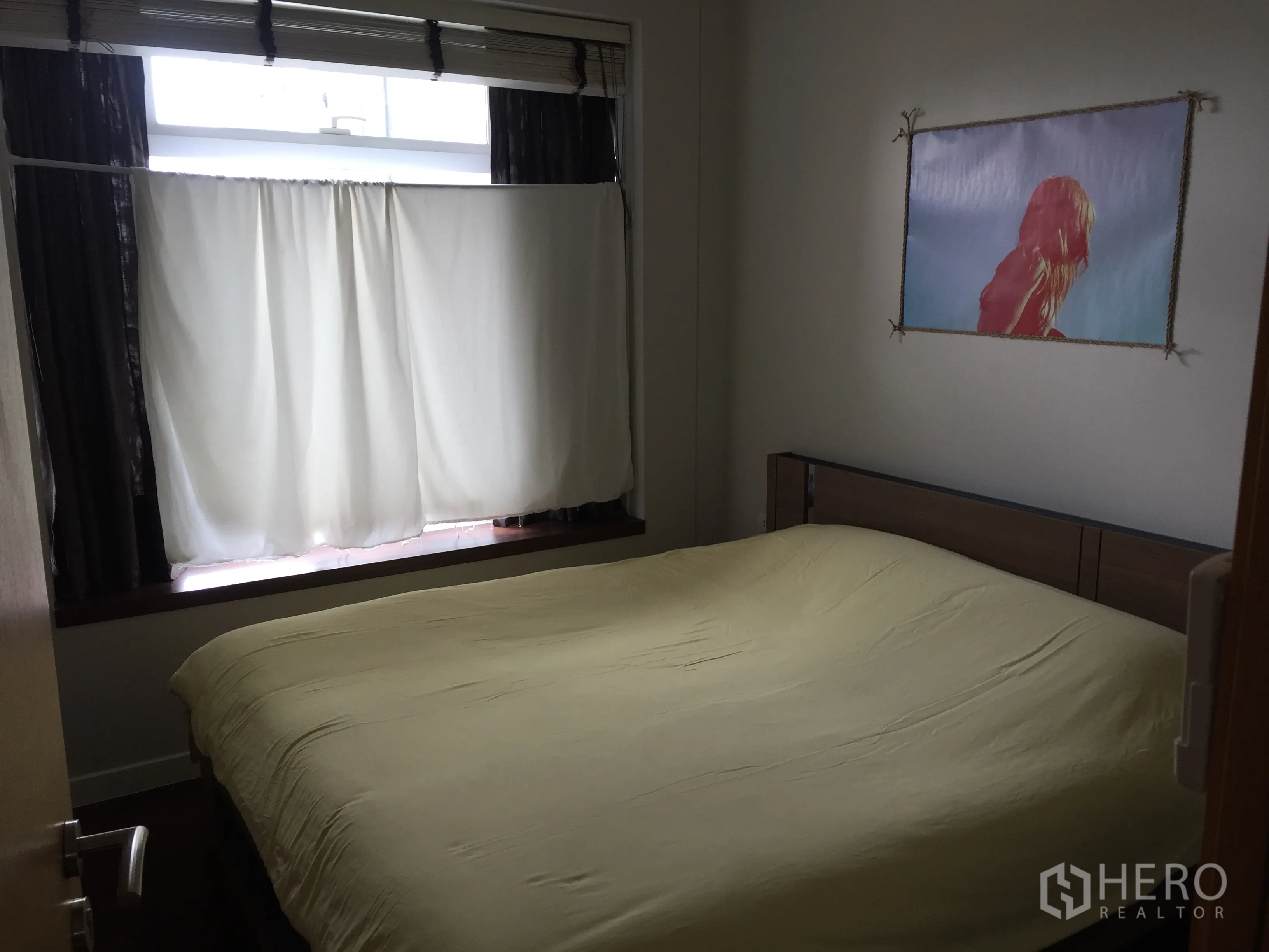 คอนโด ให้เช่าในRatchathewi, Bangkok - ห้องนอนอบอุ่น เตียงขนาดใหญ่ หัวเตียงไม้ และหน้าต่างพร้อมผ้าม่านทึบ