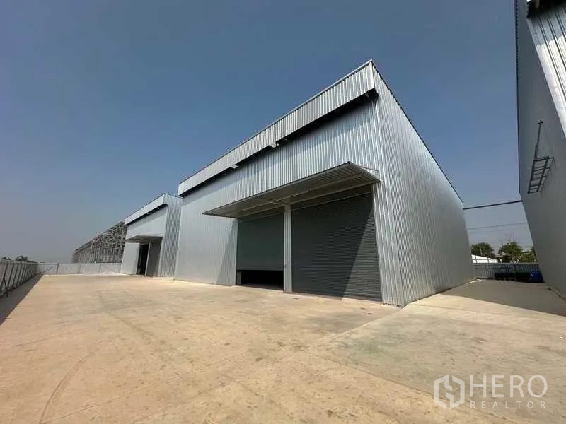 Factory for rent in Wang Noi, Phra Nakhon Si Ayutthaya - Row of modern warehouse units with covered loading bays and ample truck yard.
