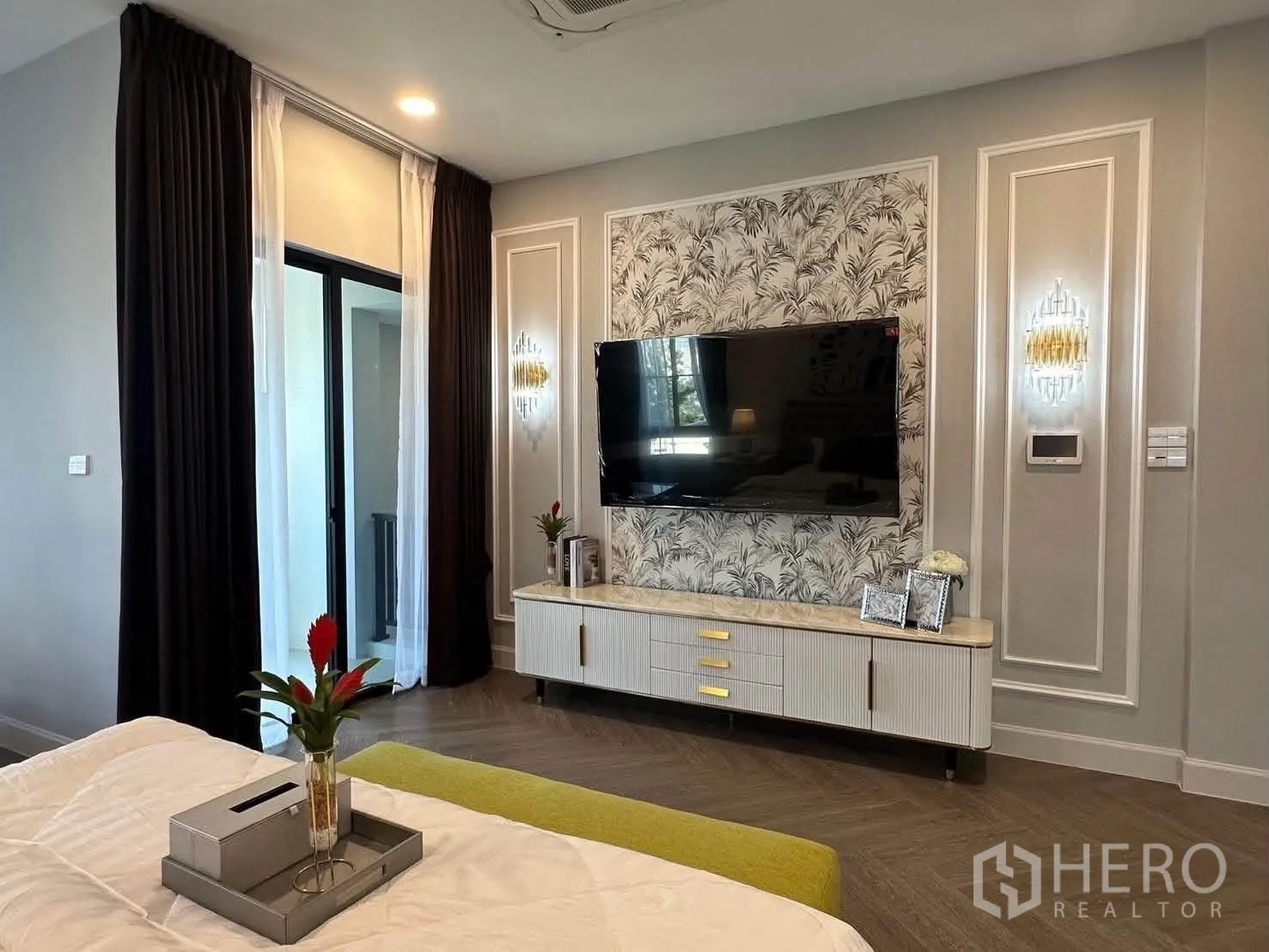 Detached House for rent in Saphan Sung, Bangkok - Feature wall with mounted TV and patterned wallpaper in the master suite.