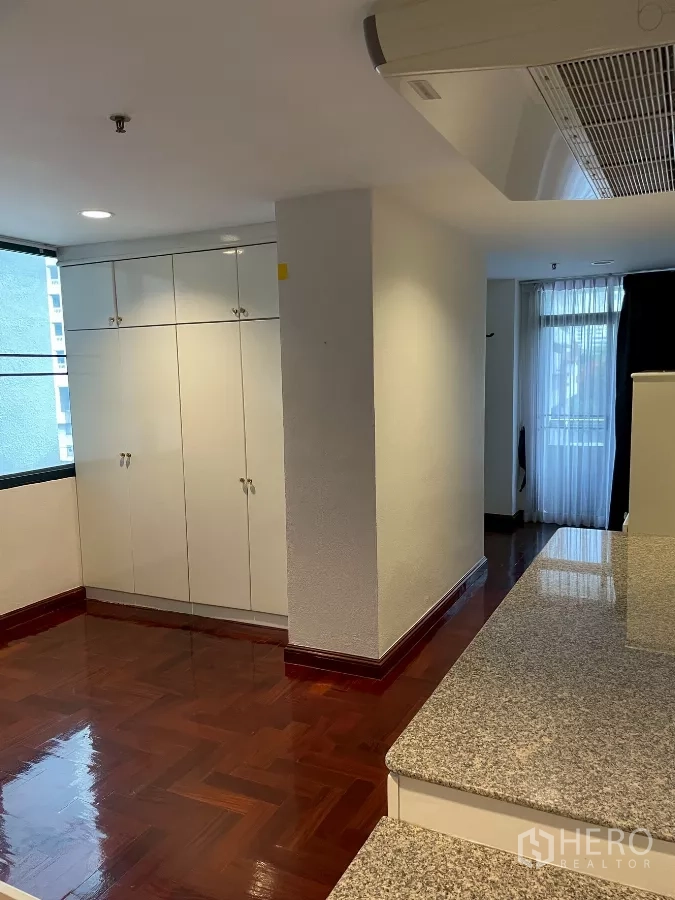 คอนโด ขายในWatthana, Bangkok - โถงทางเดินไปห้องนอน ตู้เสื้อผ้าบิลต์อินสีขาว และพื้นไม้