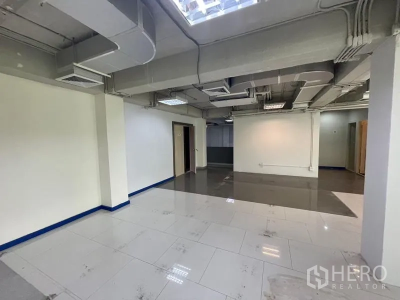 สำนักงาน ให้เช่าในRatchathewi, Bangkok - พื้นที่ทำงานเปิดโล่ง พื้นกระเบื้องขาว แอร์ท่อลม และโซนตกแต่งยืดหยุ่นใกล้แพนทรีหรือเก็บของ