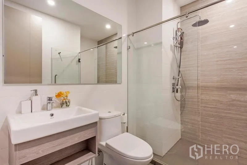 คอนโด ให้เช่าในWatthana, Bangkok - ห้องน้ำสมัยใหม่พร้อมตู้อาบน้ำกระจก เรนชาวเวอร์ อ่างล้างหน้าและโถสุขภัณฑ์
