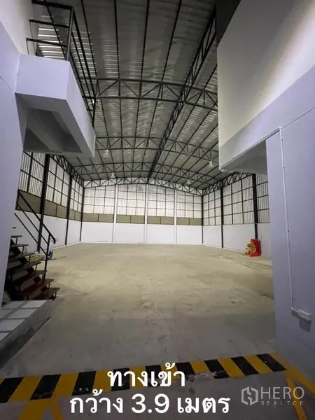 คลังสินค้า ให้เช่าในBang Kapi, Bangkok - ทางขึ้นโกดังพร้อมป้ายระบุช่องทางกว้าง 3.9 เมตร และพื้นที่ไฮเบย์ภายใน
