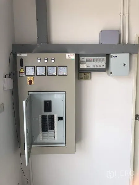 Factory for rent in Khlong Luang, Pathum Thani - Three-phase electrical control panel and breaker cabinet inside the factory.