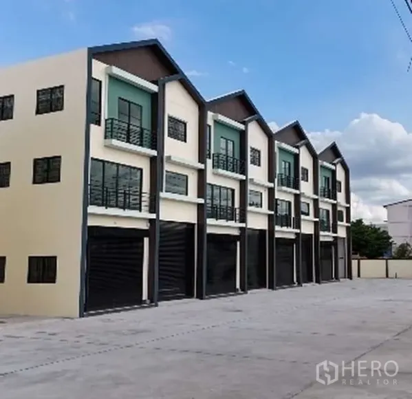 货栈 出售在Lat Lum Kaeo, Pathum Thani - 现代三层仓库联排，卷帘门，前方宽阔车道便于装卸。