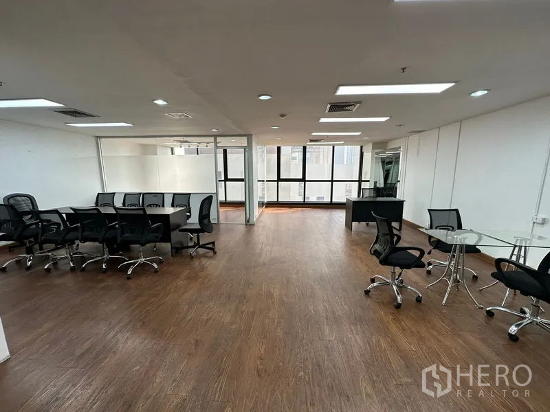 办公空间 出租在Ratchathewi, Bangkok - 宽敞的开放式办公空间，多个工位、玻璃隔断与大窗。