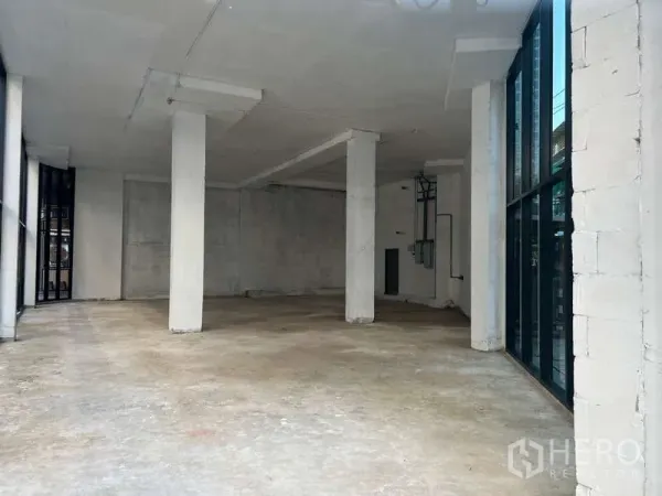 Retail Space for rent in Khlong Toei, Bangkok - Corner area of the unit with pillars and wraparound glazing for strong street visibility.