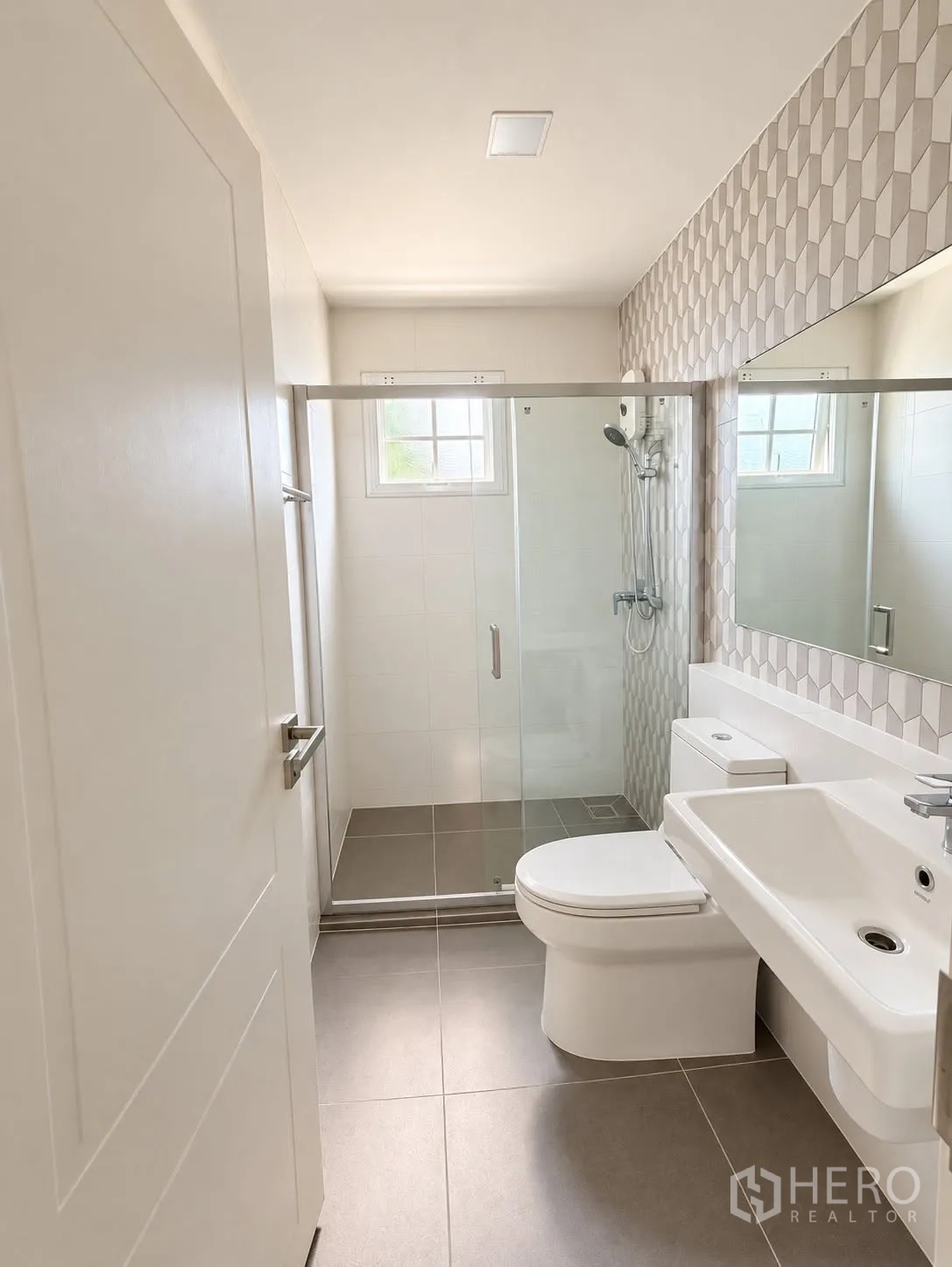 独栋房屋 for rent in Bang Phli, Samut Prakan - 明亮浴室，玻璃淋浴间、长镜与现代台盆。
