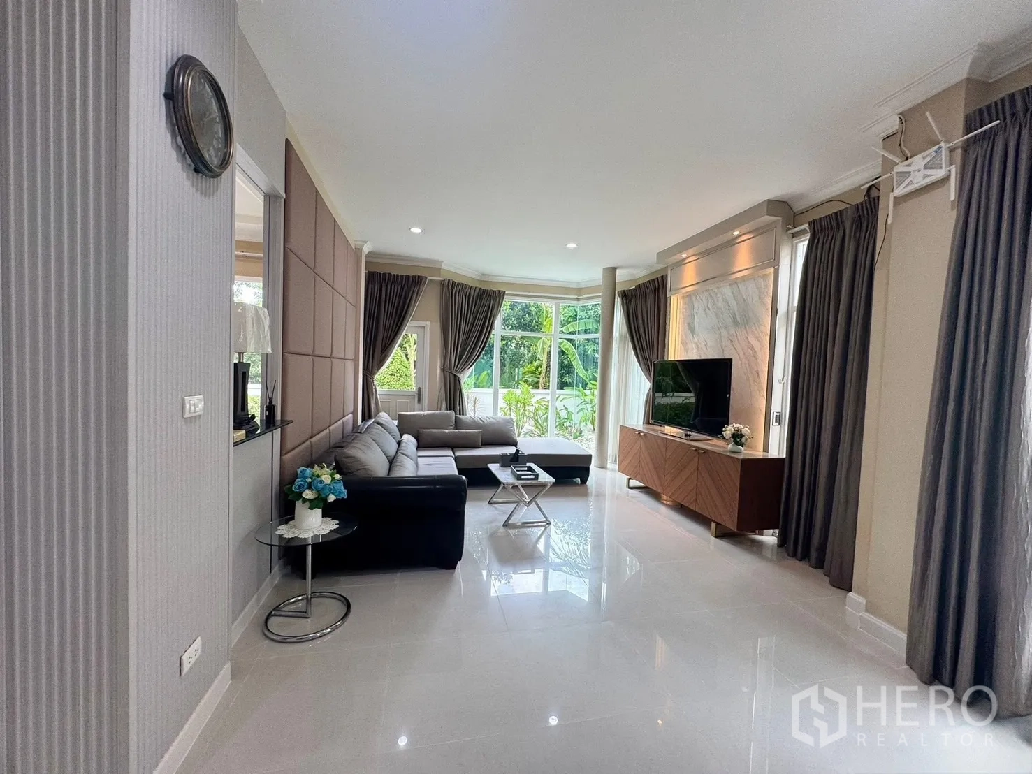 บ้าน ให้เช่าในPrawet, Bangkok - ห้องพักผ่อนอีกมุมพร้อมโซฟา ทีวี และหน้าต่างบานใหญ่ติดสวน