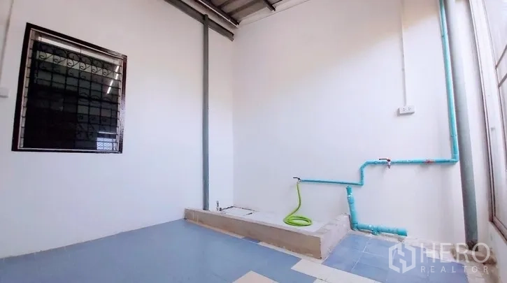 联排别墅 出售 - 有顶洗衣工作区，设给水管与设备接口。