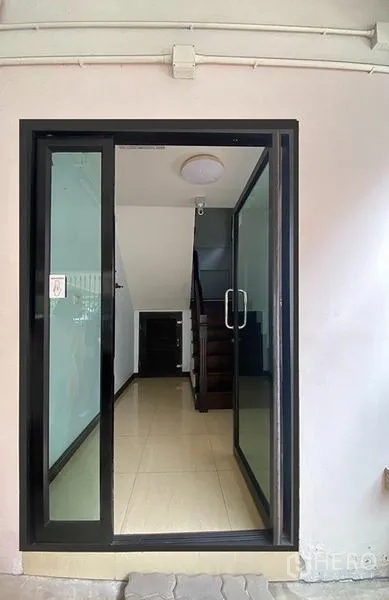 Home Office for rent in Don Mueang, Bangkok - Glass sliding entrance leading to the stairwell and lobby.