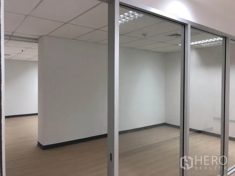 办公空间 出租在Watthana, Bangkok - 曼谷Watthana 53平米办公室，玻璃隔断会议室、木纹地板与吊顶灯