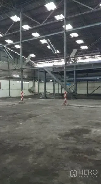 Warehouse for rent in Bang Phli, Samut Prakan - Steel mezzanine platform with staircase inside the warehouse.