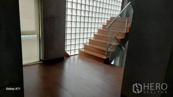 带办公室的家 出租在Nong Khaem, Bangkok - 室内楼梯间，木质踏步与玻璃砖墙引入自然采光。