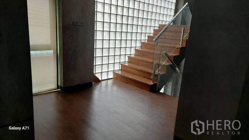 带办公室的家 出租在Nong Khaem, Bangkok - 室内楼梯间，木质踏步与玻璃砖墙引入自然采光。