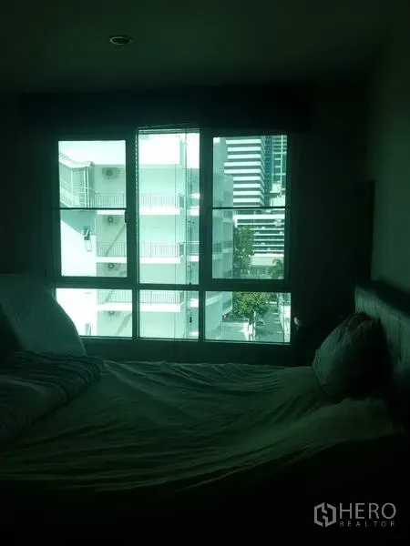 公寓 出租在Khlong Toei, Bangkok - 卧室大窗，可见临近建筑与城市景观