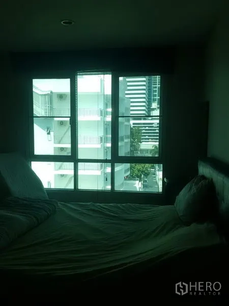 公寓 出租在Khlong Toei, Bangkok - 卧室大窗，可见临近建筑与城市景观