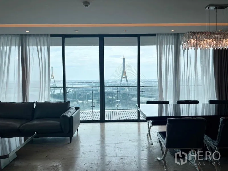 คอนโด ให้เช่า - ห้องนั่งเล่นเปิดสู่ระเบียง เห็นวิวสะพานภูมิพล