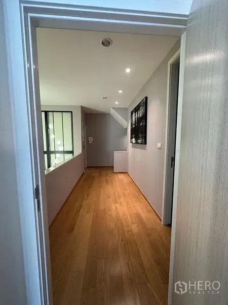 联排别墅 出售在Saphan Sung, Bangkok - 楼层走廊，木地板与浅灰色墙面，顶灯明亮。