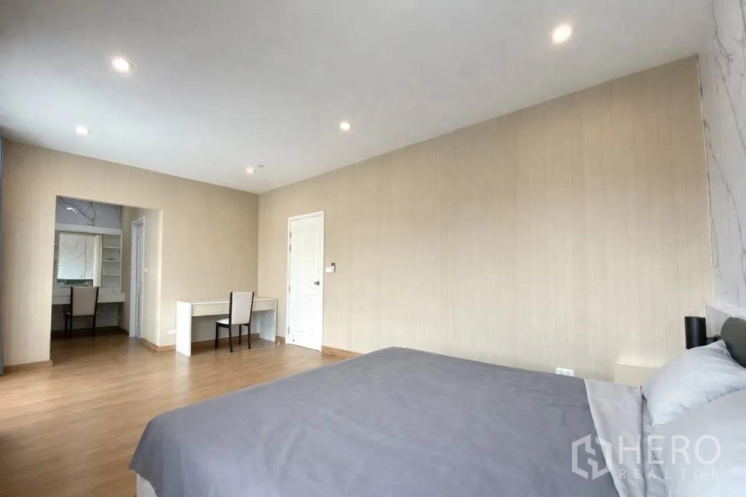 独栋房屋 for rent in Suan Luang, Bangkok - 大卧室带书桌，并通向梳妆区。